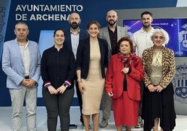 Miembros de la familia Rech, ayer, junto a la alcaldesa.