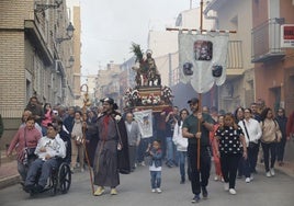 La comitiva acompaña la imagen de San Roque por las calles de Blanca, este viernes.
