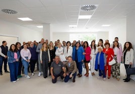 El alcalde, concejales, miembros de la asociación y todas las personas que han colaborado en el acondicionamiento de la nueva sede.