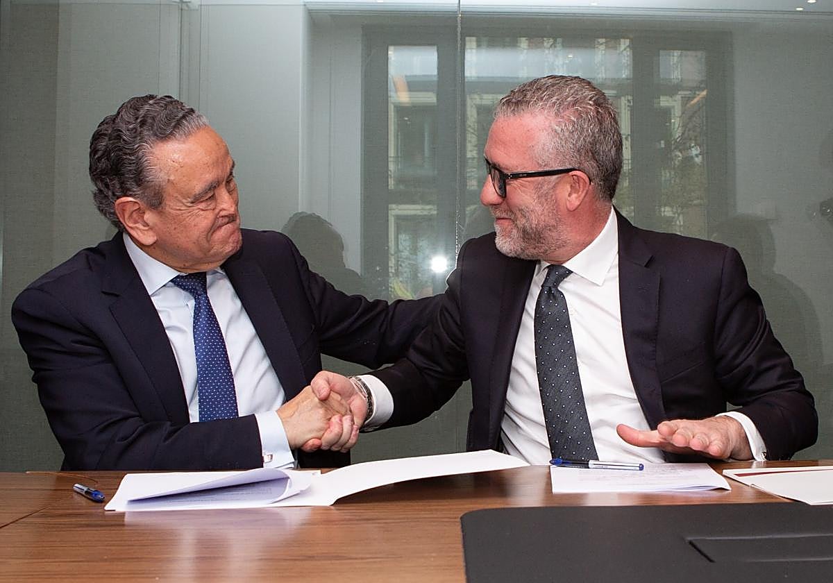 Firma del acuerdo entre Andersen y 1MillionBot por parte de Andrés Pedreño y José Vicente Morote.