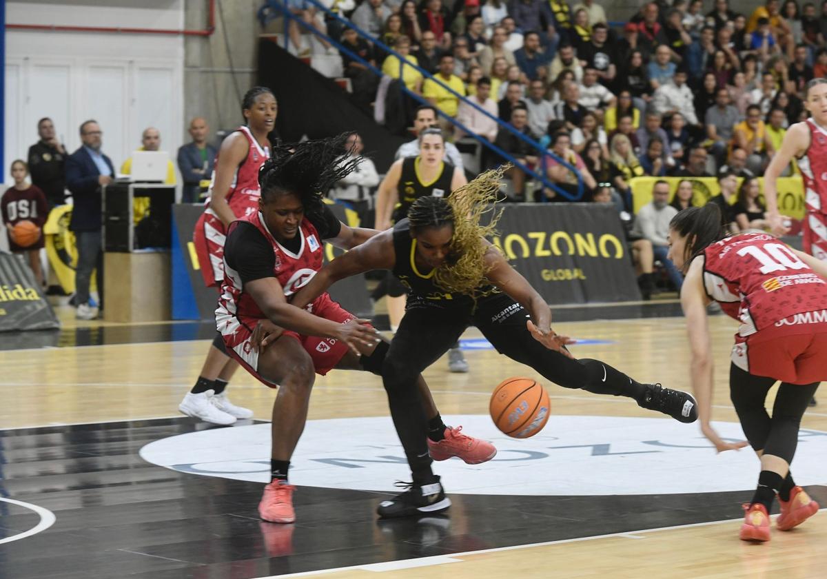 Shante Evans y Reshanda Gray, en una acción del encuentro de ayer.