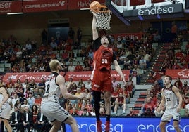 Imagen del partido de ida de esta temporada entre el Bilbao Basket y el UCAM.