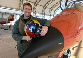 El comandante José Javier Sánchez Martín junto a un C-101 rotulado para el 40 aniversario.