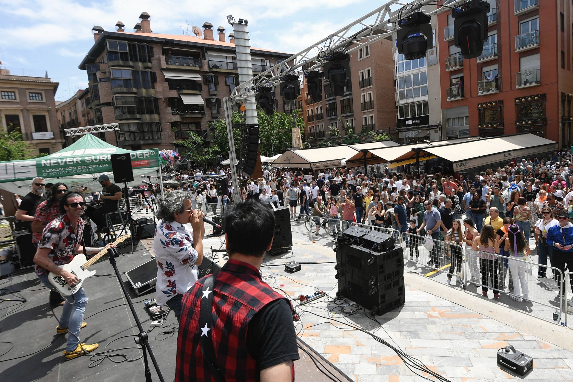 El ambiente durante los conciertos en la plaza Julián Romea, en imágenes