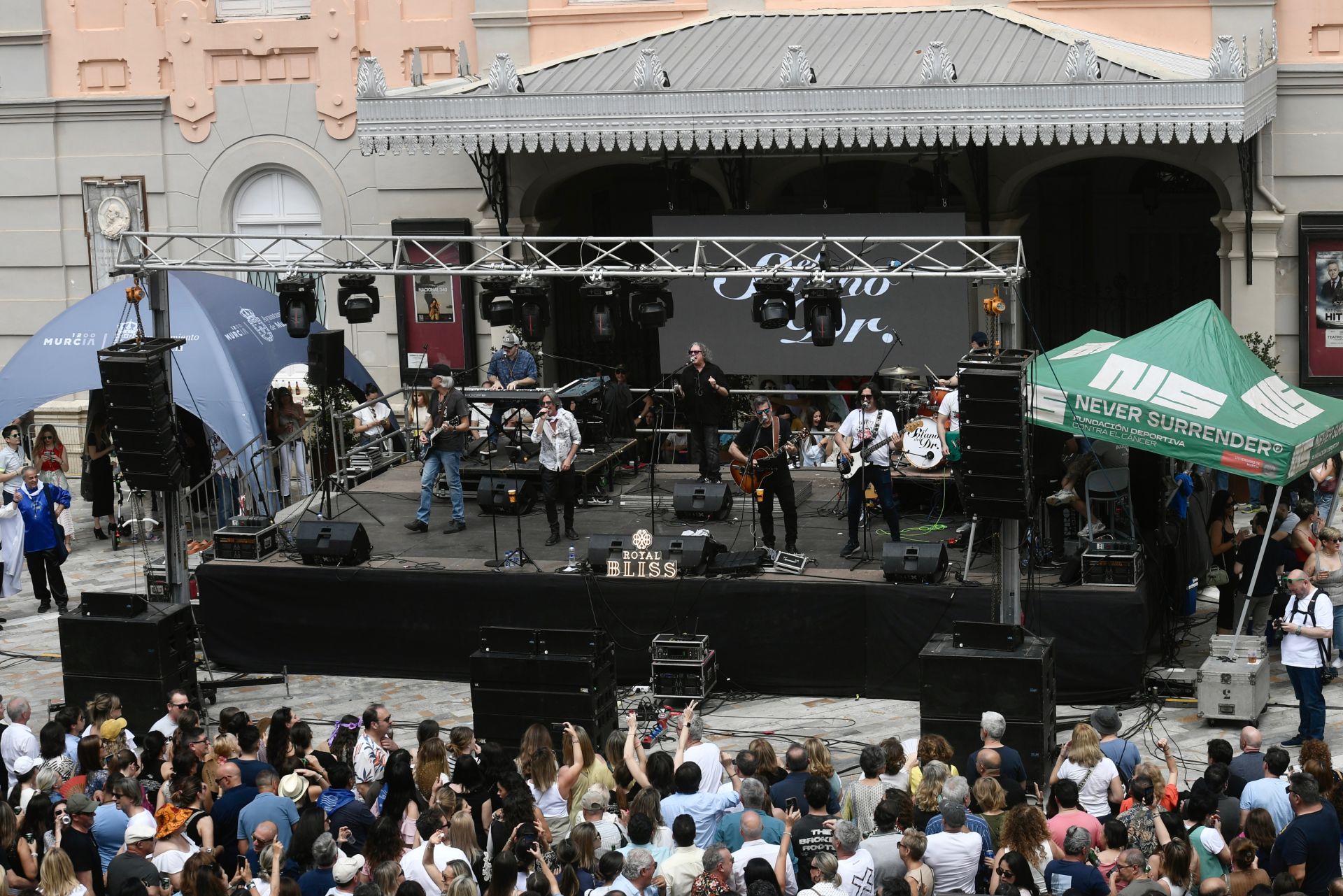El ambiente durante los conciertos en la plaza Julián Romea, en imágenes