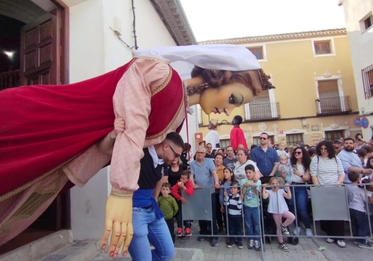 Los más pequeños disfrutan con la primera salida festera de gigantes y cabezudos de Caravaca