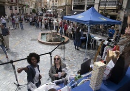 Decenas de personas hacían cola ayer frente al Icue para canjear sus tiques por los regalos del Día de los Cascos Históricos.