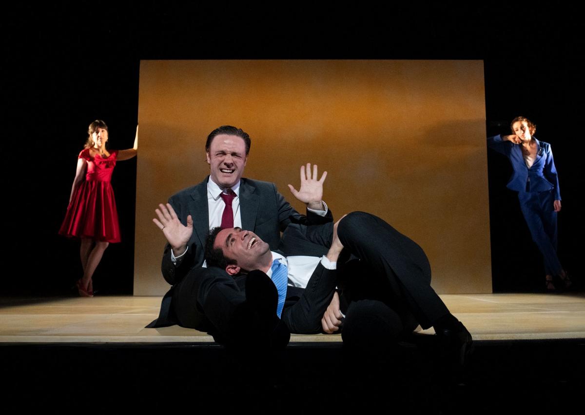 Imagen secundaria 1 - 1. 'Los dos hidalgos de Verona', adaptada por Declan Donnellan y Nick Ormerod. 2. Pilar Jurado en la actuación de Los Mejores de LA VERDAD 2019. 
