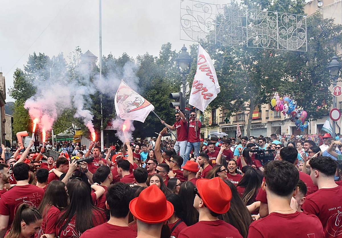 Los miembros de la peña Pura Sangre, con sus camisetas identificativas, en el centro de la ciudad.