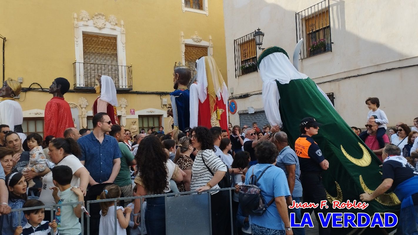 Imágenes del primer pasacalles de Gigantes y Cabezudos en Caravaca de la Cruz