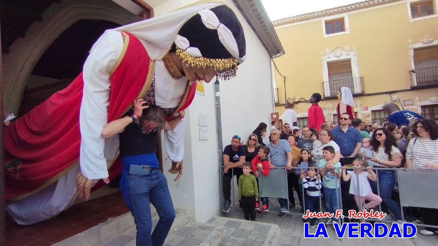 Imágenes del primer pasacalles de Gigantes y Cabezudos en Caravaca de la Cruz