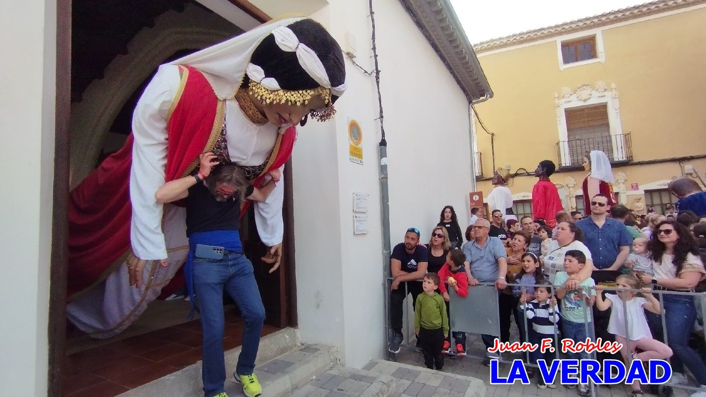 Imágenes del primer pasacalles de Gigantes y Cabezudos en Caravaca de la Cruz