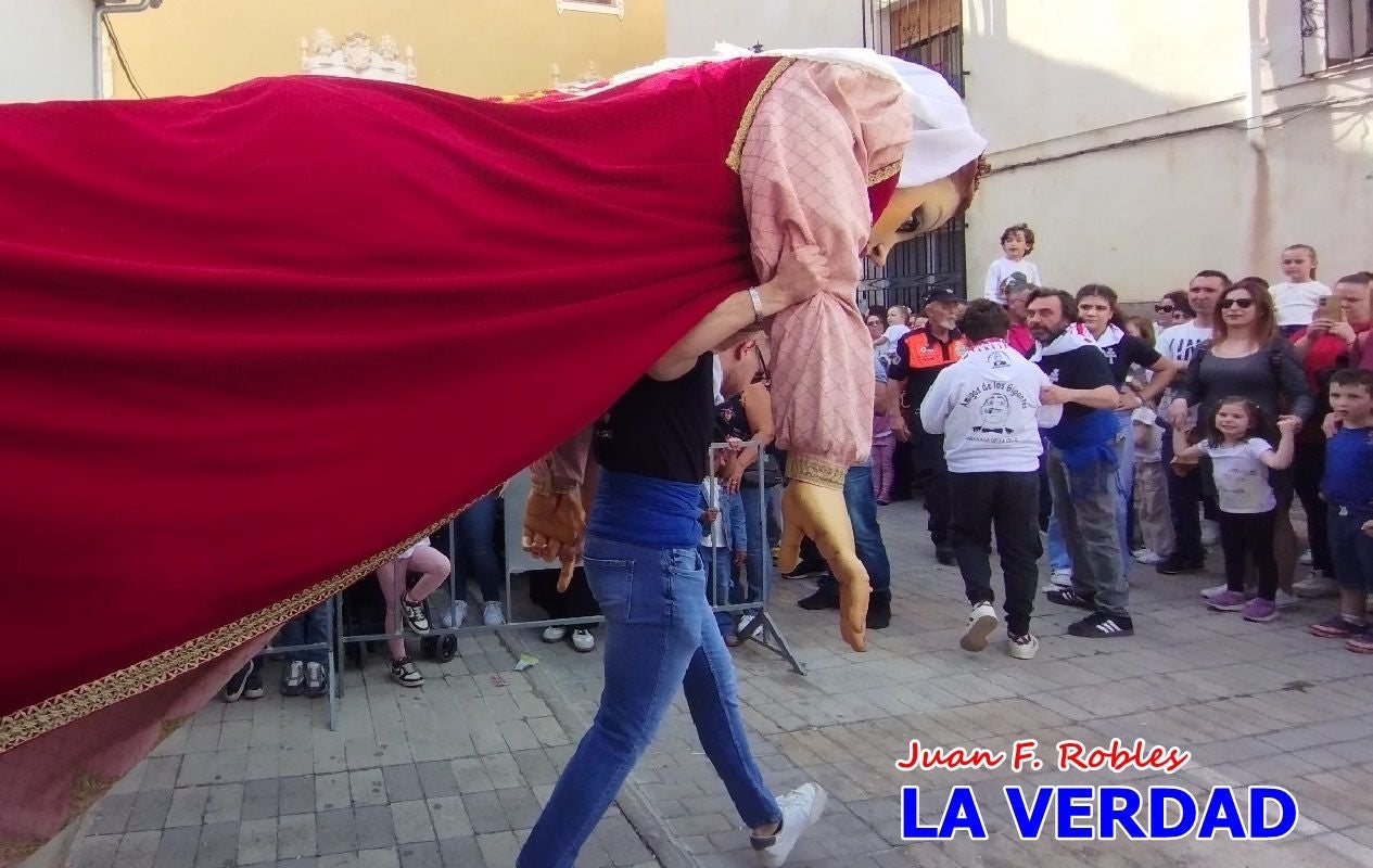 Imágenes del primer pasacalles de Gigantes y Cabezudos en Caravaca de la Cruz