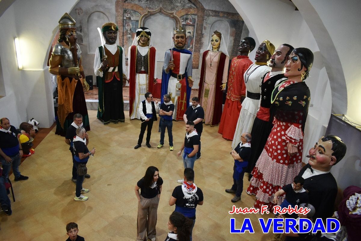 Imágenes del primer pasacalles de Gigantes y Cabezudos en Caravaca de la Cruz