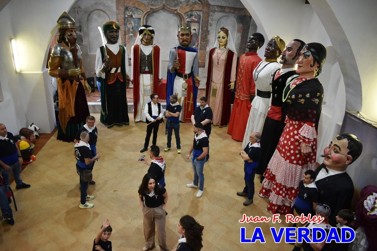 Imágenes del primer pasacalles de Gigantes y Cabezudos en Caravaca de la Cruz