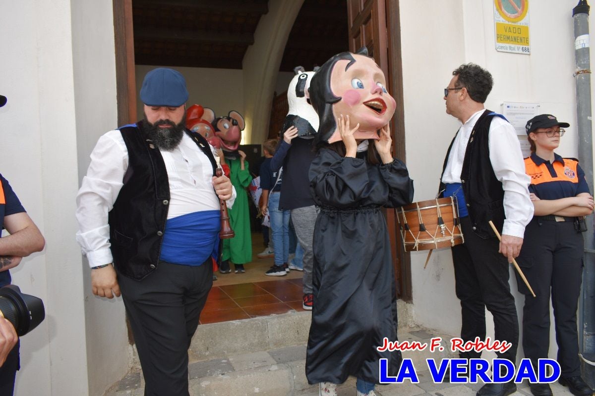 Imágenes del primer pasacalles de Gigantes y Cabezudos en Caravaca de la Cruz