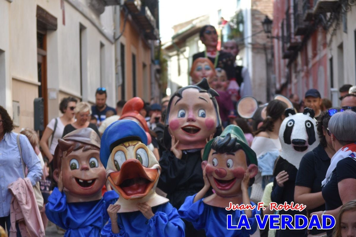 Imágenes del primer pasacalles de Gigantes y Cabezudos en Caravaca de la Cruz