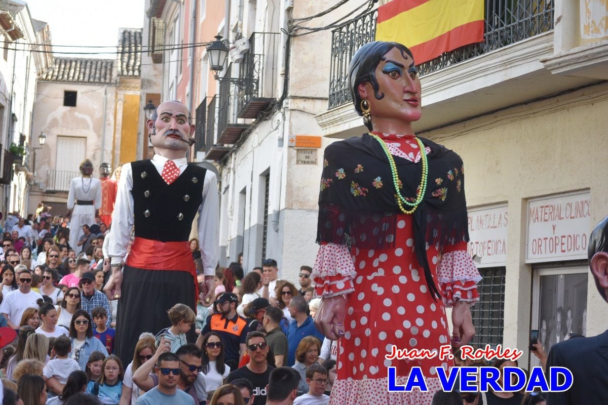 Imágenes del primer pasacalles de Gigantes y Cabezudos en Caravaca de la Cruz