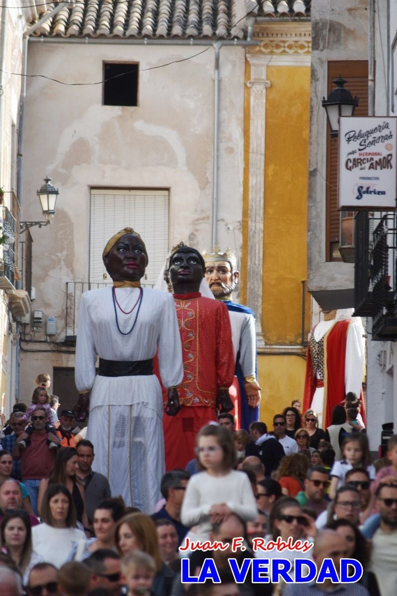 Imágenes del primer pasacalles de Gigantes y Cabezudos en Caravaca de la Cruz