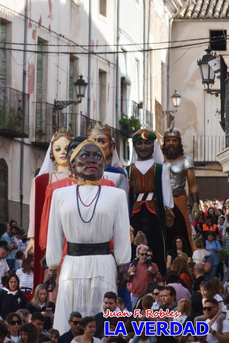 Imágenes del primer pasacalles de Gigantes y Cabezudos en Caravaca de la Cruz