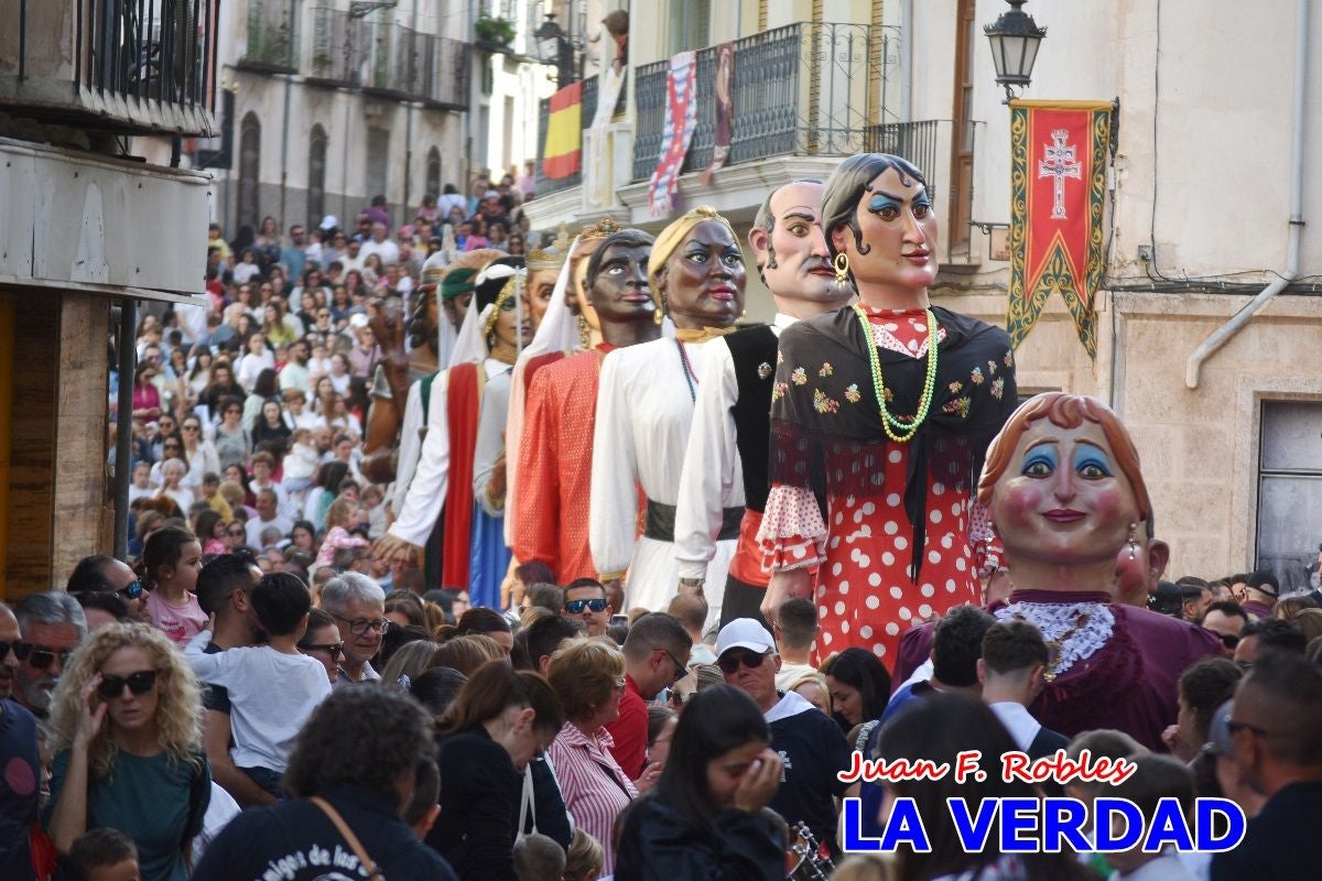 Imágenes del primer pasacalles de Gigantes y Cabezudos en Caravaca de la Cruz