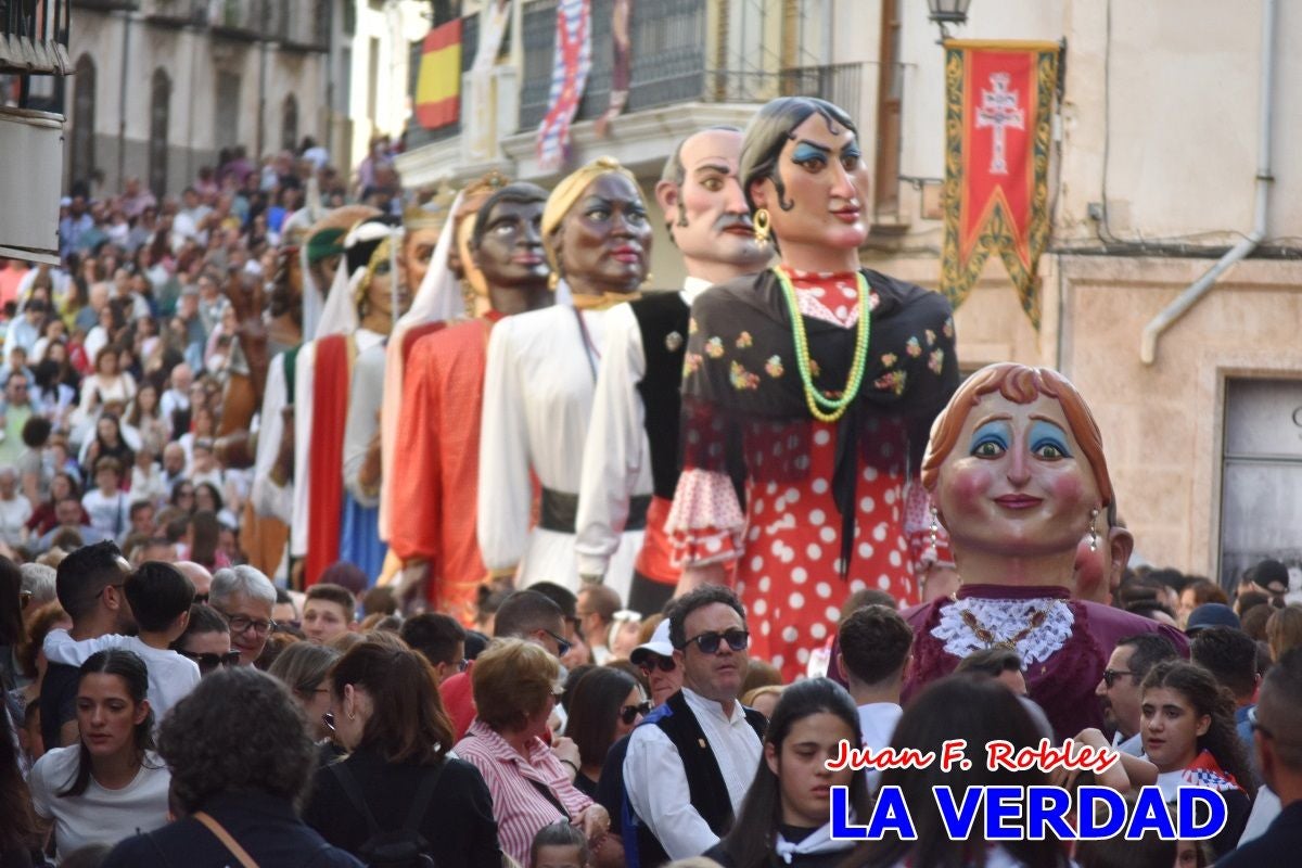 Imágenes del primer pasacalles de Gigantes y Cabezudos en Caravaca de la Cruz