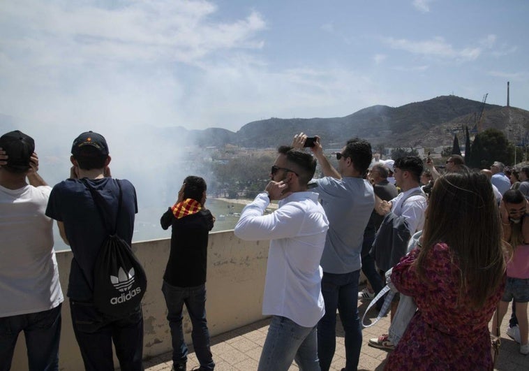 Varias personas se tapan los oídos por el sonido de la mascletá que tuvo lugar en la cuesta del Batel, mientras otros graban el espectáculo.