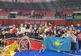La plantilla del Kairat Almaty, el gran campeón del fútbol sala de Kazajistán, celebrando su último título de liga.