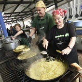Preparación de las últimas raciones de zarangollo del año en una de las barracas de las Fiestas de Primavera de Murcia.