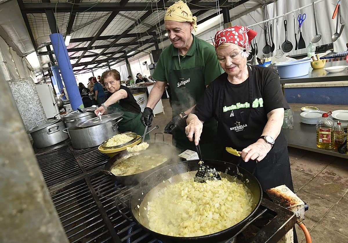 Preparación de las últimas raciones de zarangollo del año en una de las barracas de las Fiestas de Primavera de Murcia.