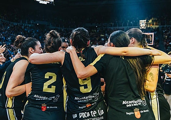 Las jugadoras del Hozono Global Jairis se abrazan tras terminar el partido.