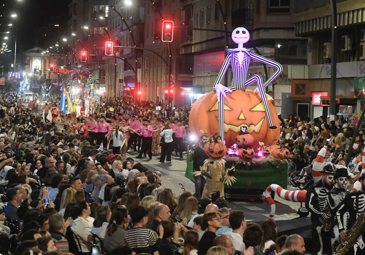 El desfile del Entierro de la Sardina atrajo a cien mil visitantes más que el año pasado