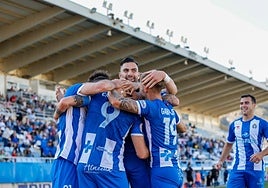 Los jugadores del Lorca celebran uno de los goles del partido.