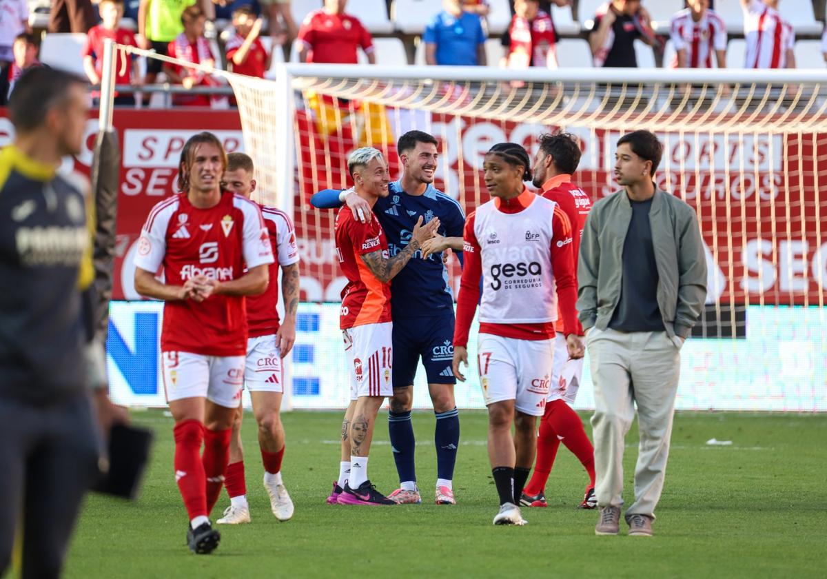 Piedra y Flakus construyen el triunfo del Real Murcia bajo el dominio del Villarreal B