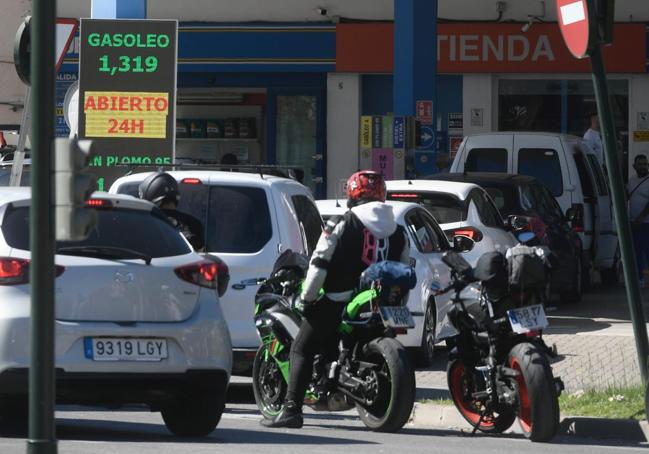 Colas de vehículos en una gasolinera.
