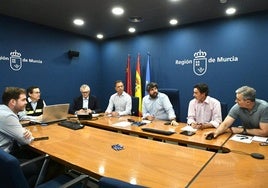 Fernando López Miras se desplazó este mediodía hasta el Centro de Coordinación de Emergencias de la Región de Murcia, donde presidió la reunión del Gabinete de Crisis.