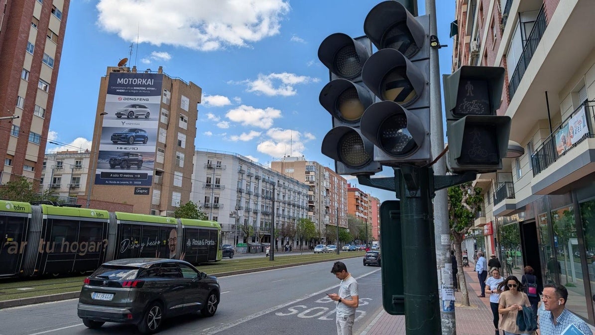 Un semáforo fuera de funcionamiento en Murcia, este lunes, durante el apagón general registrado en toda España.