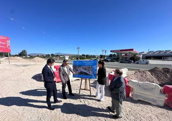 El consejero de Fomento e Infraestructuras, Jorge García Montoro, visita el inicio de las obras de una rotonda en el acceso a la urbanización de Los Periquitos de Fortuna.