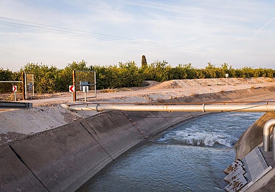 El canal del postrasvase Tajo-Segura a su paso por el municipio de Santomera.