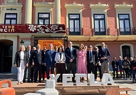 Autoridades y representantes de la feria, ayer, en Murcia, tras la presentación del evento.