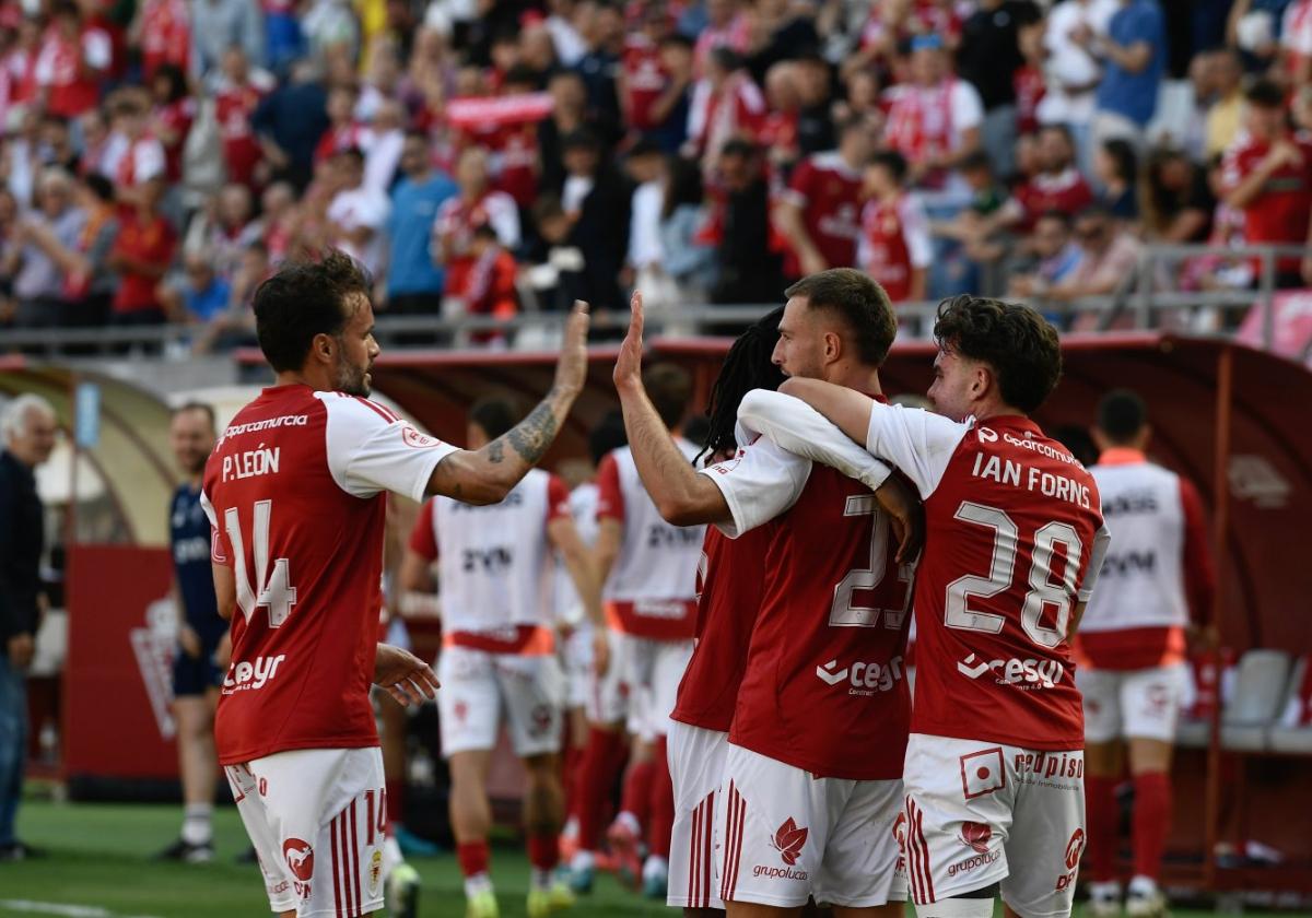 El Enrique Roca ya no es un laberinto para el Real Murcia