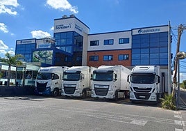 Vehículos en el muelle de carga de la empresa Disfrimur, en sus instalaciones de la pedanía murciana de Sangonera la Seca, en una imagen tomada ayer por la tarde.