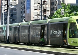 Imagen de uno de los convoyes del tranvía que quedaron detenidos ayer tras el corte de suministro eléctrico generalizado.
