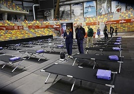 Noelia Arroyo y el jefe de Bomberos, Francisco Gómez, anoche en el palacio de deportes.