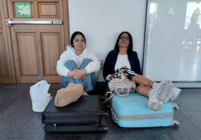 Carolina y Gabriela, junto a su equipaje, en el suelo de la estación de Murcia.
