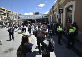 Viajeros se arremolinan en el exterior de la Estación del Carmen, en Murcia ayer, tras paralizar el tráfico ferroviario.