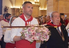 José Francisco García con la Bandeja de Flores entrando a la basílica de la Vera Cruz.