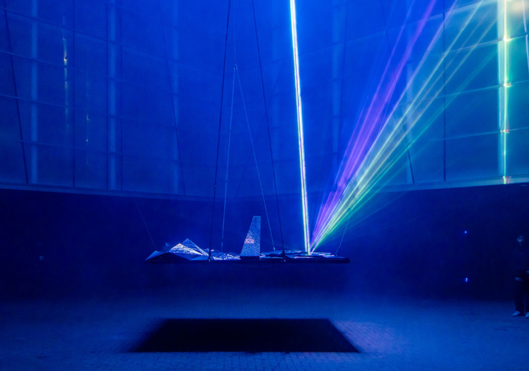 ANGE IN BETWEEN, una instalación lumínica inmersiva del artista Jou Serra.