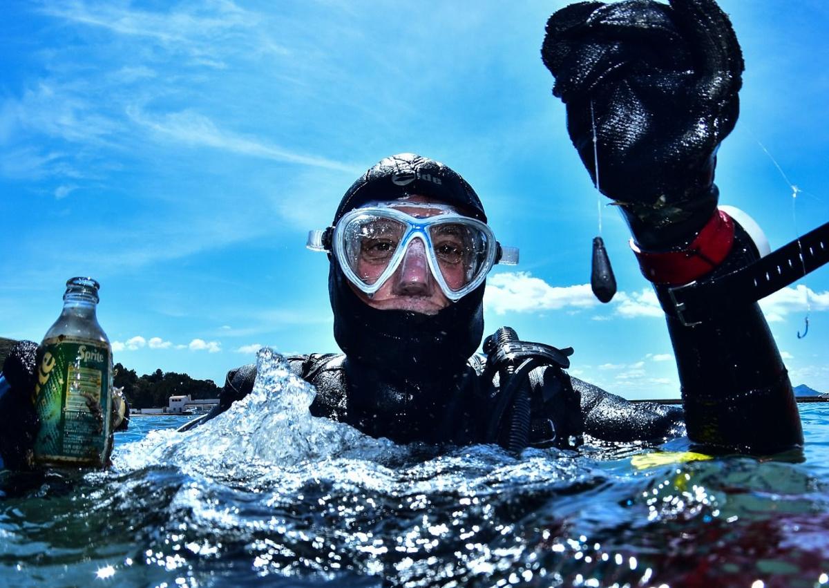 Imagen secundaria 1 - Hippocampus y el Ejército del Aire retiran del fondo del mar en Mallorca más de 2.100 kilos de basura