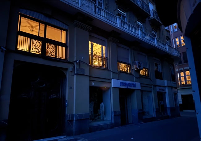 Varios salones iluminados con velas en la calle Barrionuevo de Murcia.